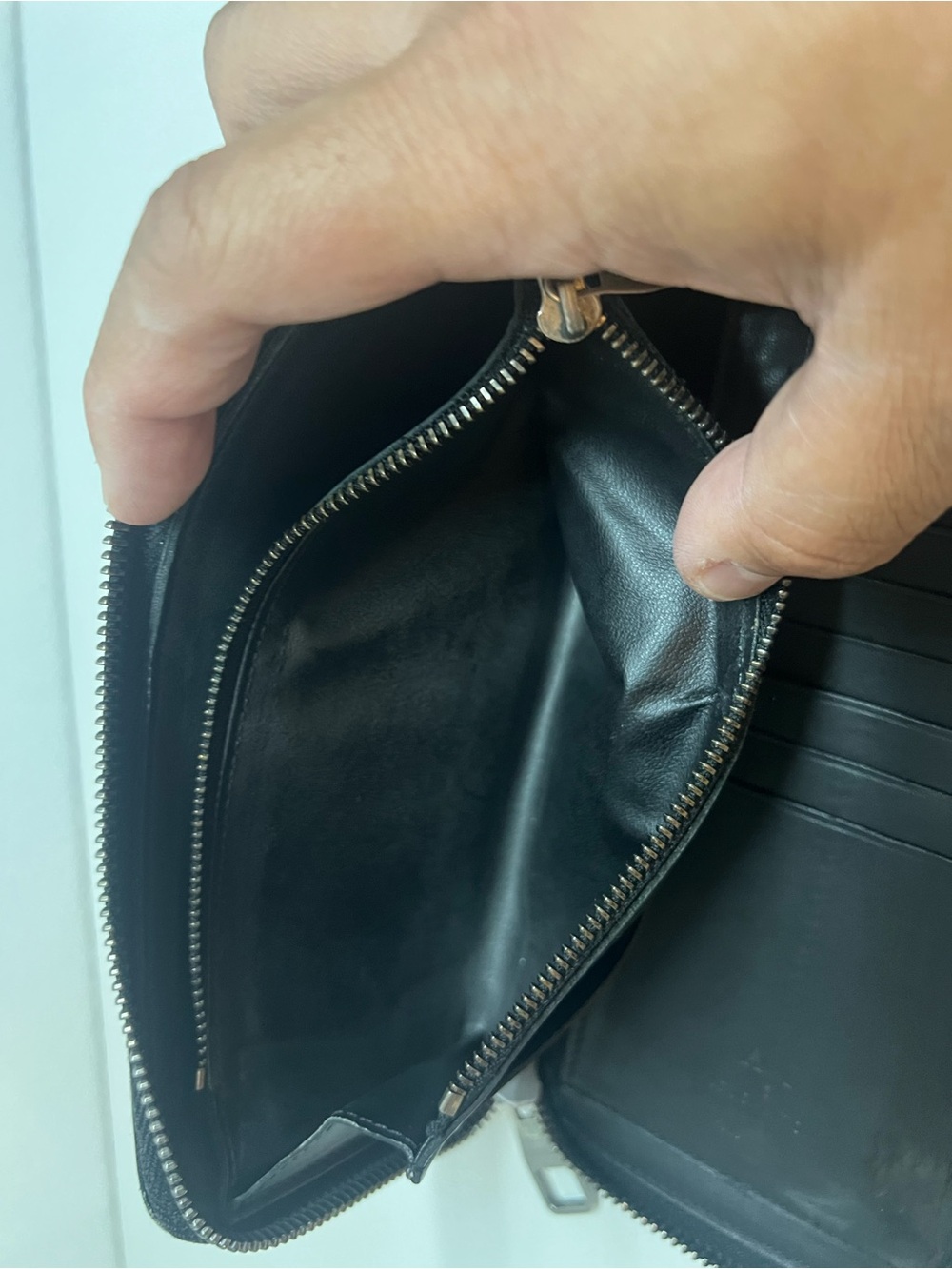 Louis Vuitton: Zippy Wallet Damier Infini - Picture 10 of 15